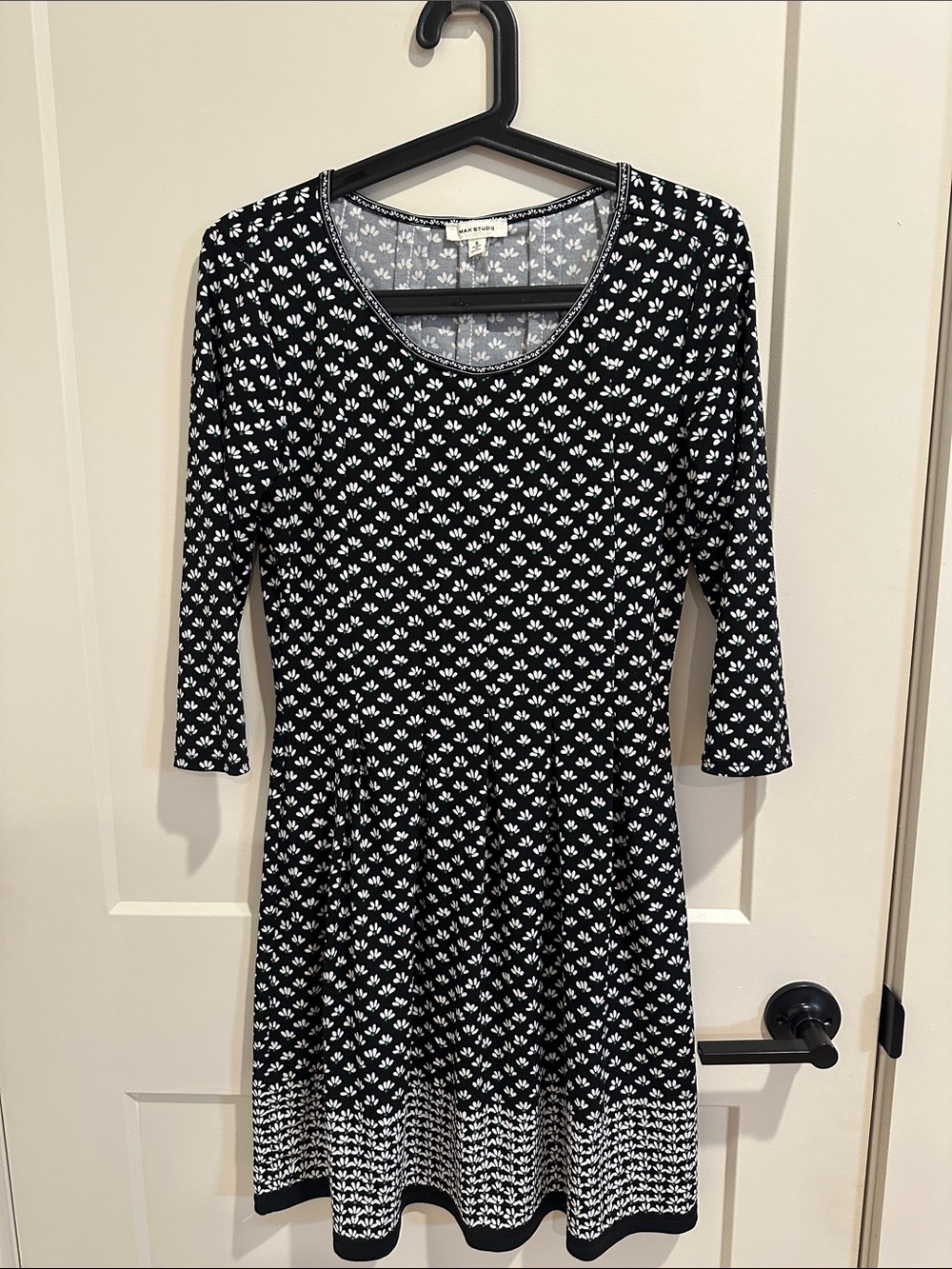 Ladies 3/4 sleeve fit and flare dress size small.
